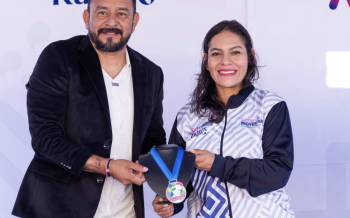 Presenta Lupita Cuautle playera y medalla de la carrera 